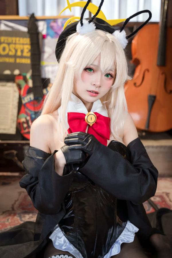    九柒喵 - 蓝色档案执事兔女郎Cosplay：复古乐室里的纯欲诱惑，精致动漫高品质角色扮演套图 [36P]第12张图片