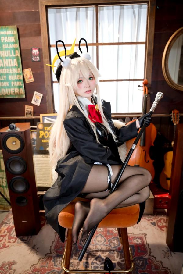    九柒喵 - 蓝色档案执事兔女郎Cosplay：复古乐室里的纯欲诱惑，精致动漫高品质角色扮演套图 [36P]第21张图片