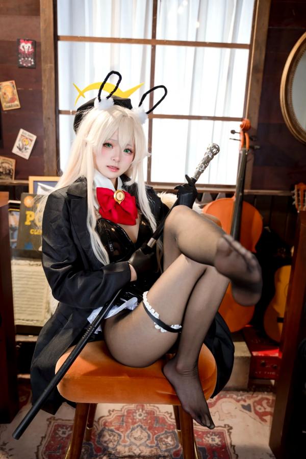    九柒喵 - 蓝色档案执事兔女郎Cosplay：复古乐室里的纯欲诱惑，精致动漫高品质角色扮演套图 [36P]第25张图片