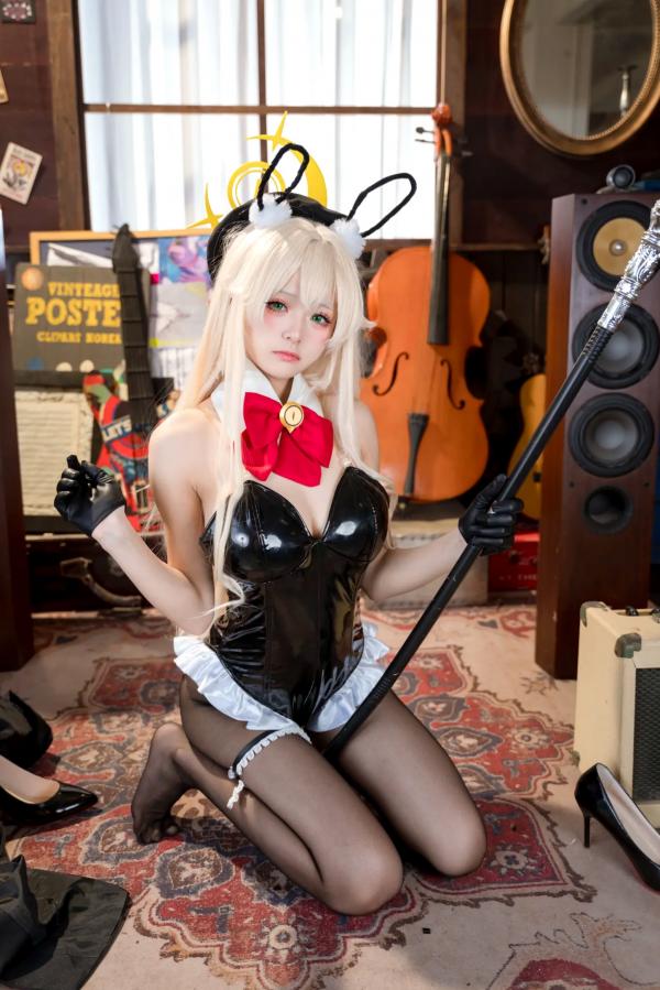    九柒喵 - 蓝色档案执事兔女郎Cosplay：复古乐室里的纯欲诱惑，精致动漫高品质角色扮演套图 [36P]第30张图片