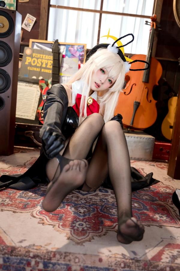    九柒喵 - 蓝色档案执事兔女郎Cosplay：复古乐室里的纯欲诱惑，精致动漫高品质角色扮演套图 [36P]第34张图片