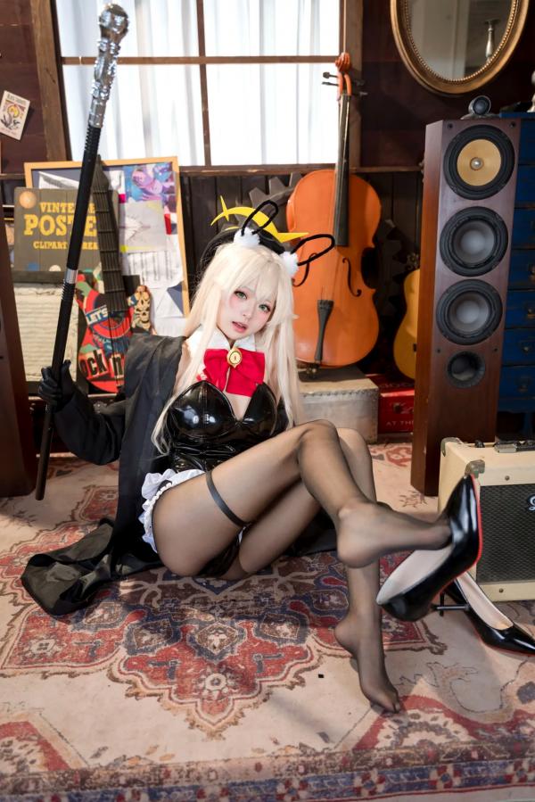   九柒喵 - 蓝色档案执事兔女郎Cosplay：复古乐室里的纯欲诱惑，精致动漫高品质角色扮演套图 [36P]第35张图片