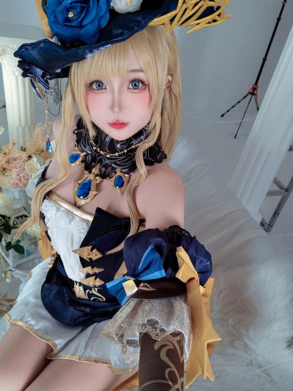    日奈娇《原神》娜维娅Cosplay精品写真，华丽礼服与私房性感视觉盛宴，角色还原与身材福利完美结合第63张图片