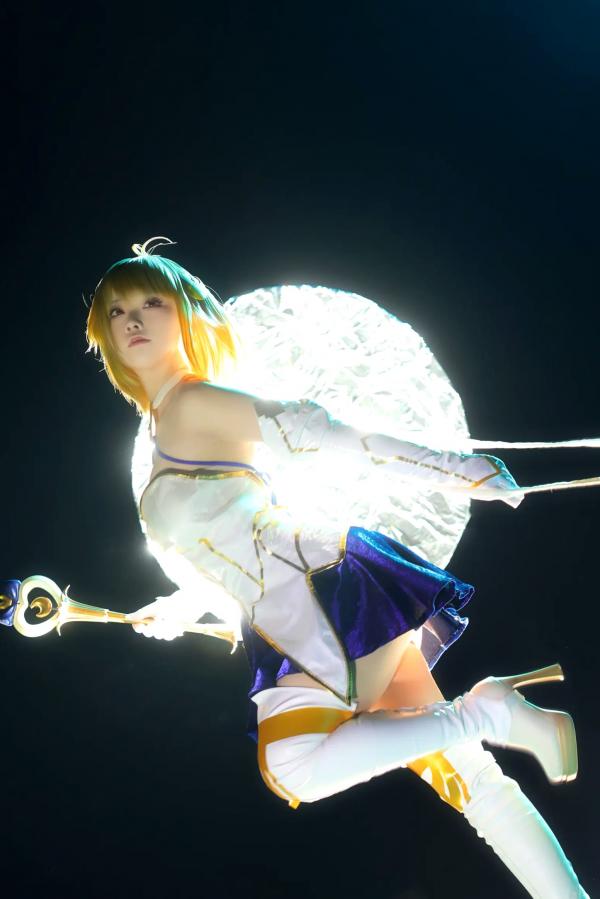    G44不会受伤 FGO 白色月姬角色扮演，夜景灯光渲染下的清冷公主唯美演绎，高颜值高质量二次元COS大片第5张图片