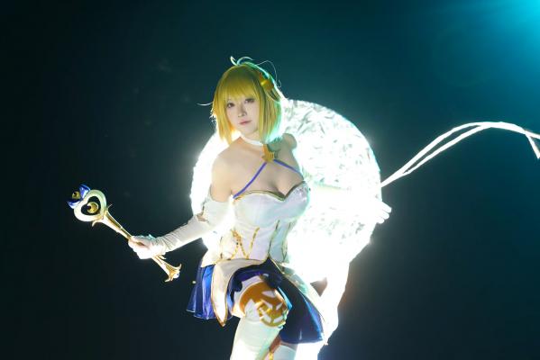    G44不会受伤 FGO 白色月姬角色扮演，夜景灯光渲染下的清冷公主唯美演绎，高颜值高质量二次元COS大片第6张图片