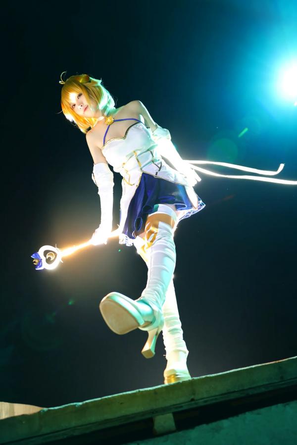    G44不会受伤 FGO 白色月姬角色扮演，夜景灯光渲染下的清冷公主唯美演绎，高颜值高质量二次元COS大片第8张图片