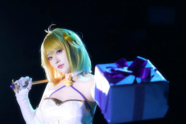    G44不会受伤 FGO 白色月姬角色扮演，夜景灯光渲染下的清冷公主唯美演绎，高颜值高质量二次元COS大片第16张图片