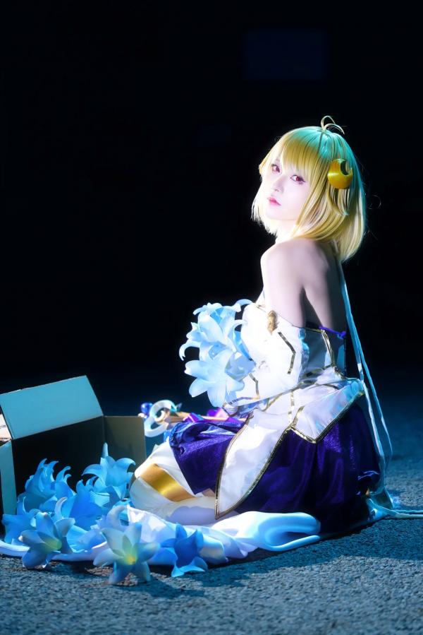    G44不会受伤 FGO 白色月姬角色扮演，夜景灯光渲染下的清冷公主唯美演绎，高颜值高质量二次元COS大片第17张图片