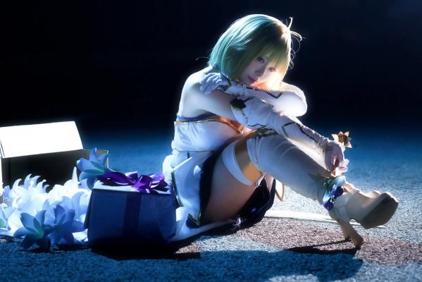    G44不会受伤 FGO 白色月姬角色扮演，夜景灯光渲染下的清冷公主唯美演绎，高颜值高质量二次元COS大片第18张图片