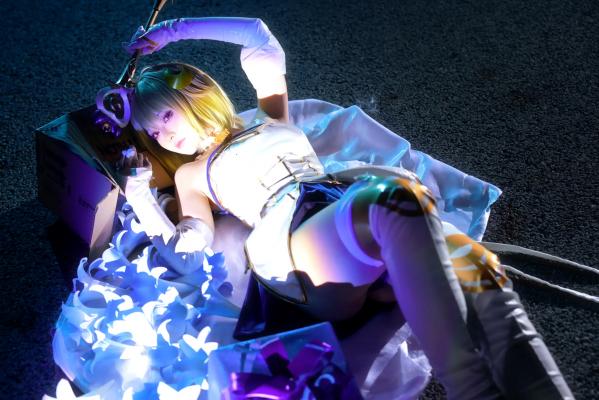    G44不会受伤 FGO 白色月姬角色扮演，夜景灯光渲染下的清冷公主唯美演绎，高颜值高质量二次元COS大片第19张图片