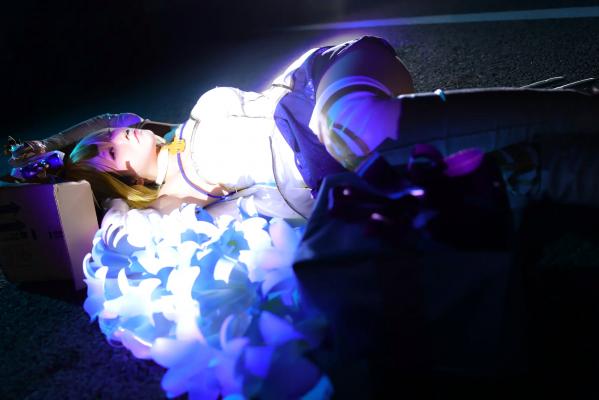    G44不会受伤 FGO 白色月姬角色扮演，夜景灯光渲染下的清冷公主唯美演绎，高颜值高质量二次元COS大片第20张图片