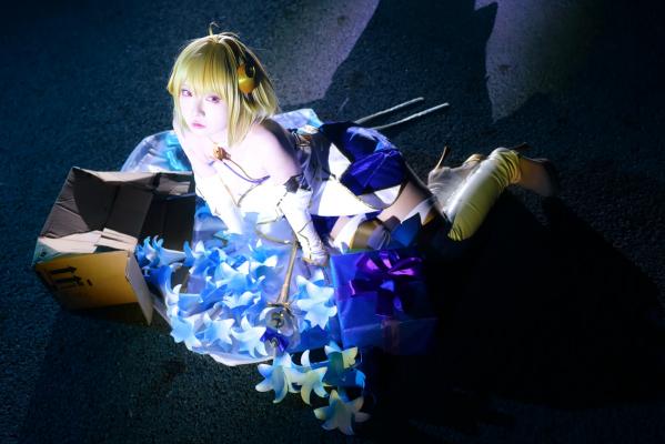    G44不会受伤 FGO 白色月姬角色扮演，夜景灯光渲染下的清冷公主唯美演绎，高颜值高质量二次元COS大片第22张图片