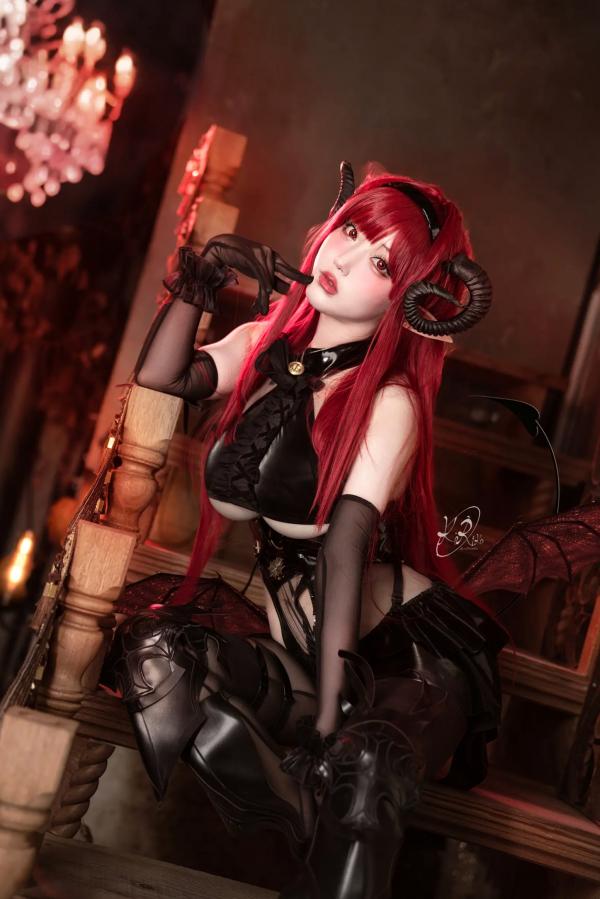    切切celia - 兴登堡魅魔COS，暗黑哥特风格角色扮演，性感迷人视觉盛宴第1张图片