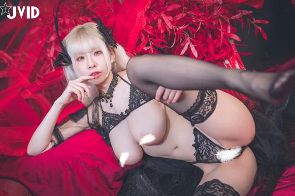    JVID黎菲儿与艾妃万圣节系列写真：暗黑哥特风蕾丝内衣，黑丝诱惑与美乳胴体，万圣之夜致命挑逗大尺度演绎第8张图片
