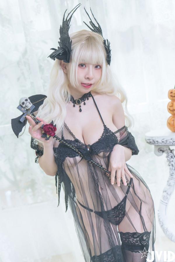    JVID黎菲儿与艾妃万圣节系列写真：暗黑哥特风蕾丝内衣，黑丝诱惑与美乳胴体，万圣之夜致命挑逗大尺度演绎第15张图片