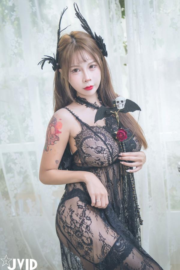    JVID黎菲儿与艾妃万圣节系列写真：暗黑哥特风蕾丝内衣，黑丝诱惑与美乳胴体，万圣之夜致命挑逗大尺度演绎第64张图片