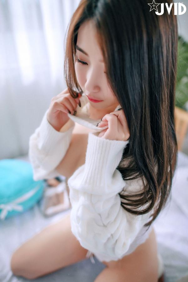    JVID-肉包Mini-纯欲私房日文课，白色高领毛衣下的可爱少女，明亮卧室内演绎极致诱惑与甜美感第14张图片