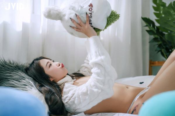   JVID-肉包Mini-纯欲私房日文课，白色高领毛衣下的可爱少女，明亮卧室内演绎极致诱惑与甜美感第48张图片
