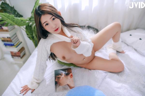    JVID-肉包Mini-纯欲私房日文课，白色高领毛衣下的可爱少女，明亮卧室内演绎极致诱惑与甜美感第80张图片