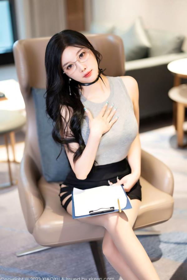 杨晨晨 sugar小甜心CC  XiaoYu语画界-杨晨晨Yome-精致妆容灰T紧身短裙室内丝袜私房照，性感情趣内衣秀，大尺度无圣光美腿尤物写真-2023.09.22第4张图片