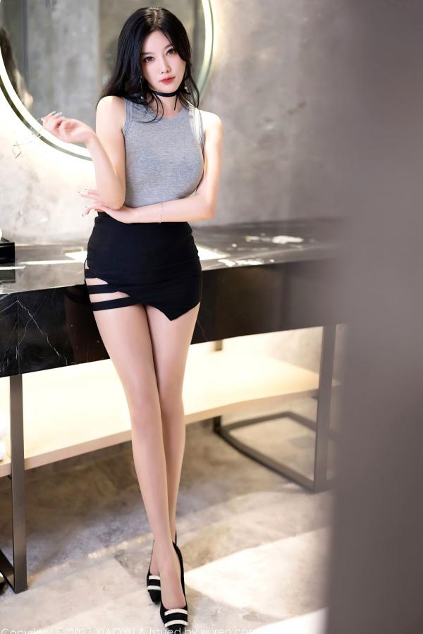杨晨晨 sugar小甜心CC  XiaoYu语画界-杨晨晨Yome-精致妆容灰T紧身短裙室内丝袜私房照，性感情趣内衣秀，大尺度无圣光美腿尤物写真-2023.09.22第22张图片