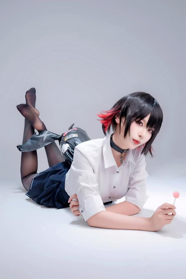    轩萧学姐 鲨鱼妹JK制服cos写真 绝美红瞳黑丝美腿[100P]第4张图片