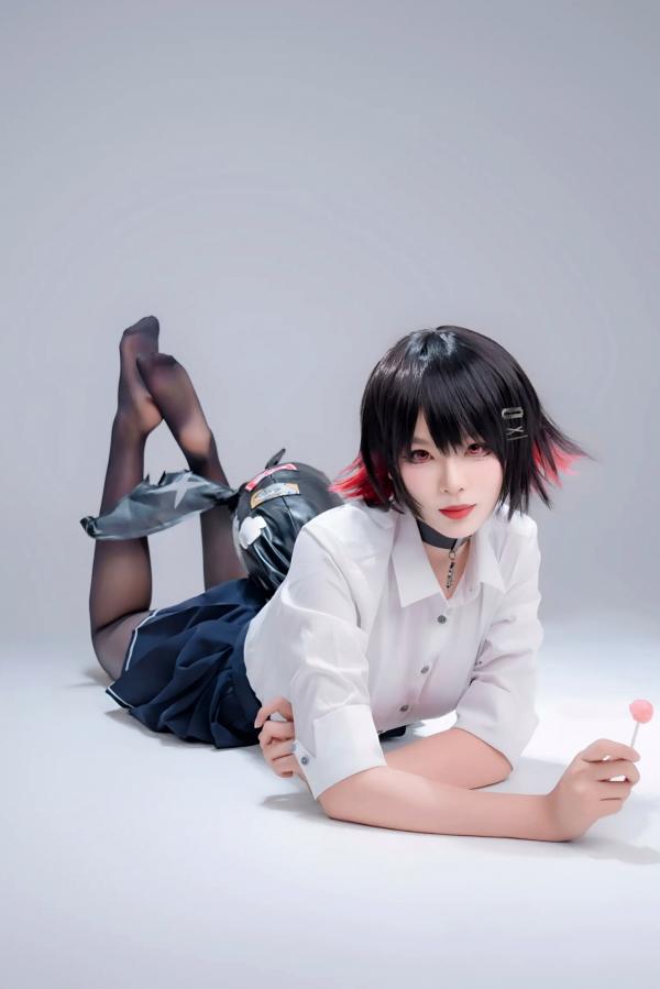    轩萧学姐 鲨鱼妹JK制服cos写真 绝美红瞳黑丝美腿[100P]第6张图片