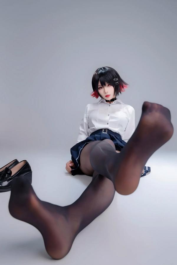    轩萧学姐 鲨鱼妹JK制服cos写真 绝美红瞳黑丝美腿[100P]第13张图片
