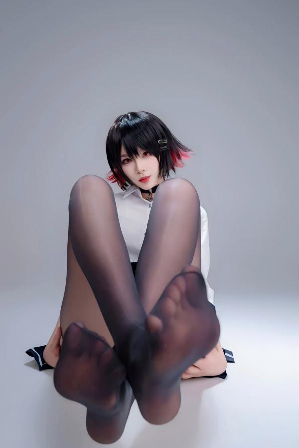    轩萧学姐 鲨鱼妹JK制服cos写真 绝美红瞳黑丝美腿[100P]第15张图片