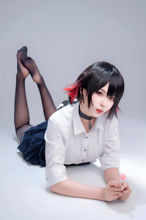    轩萧学姐 鲨鱼妹JK制服cos写真 绝美红瞳黑丝美腿[100P]第21张图片