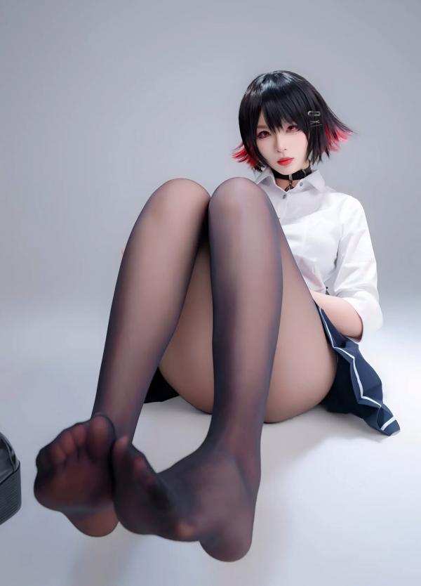    轩萧学姐 鲨鱼妹JK制服cos写真 绝美红瞳黑丝美腿[100P]第28张图片