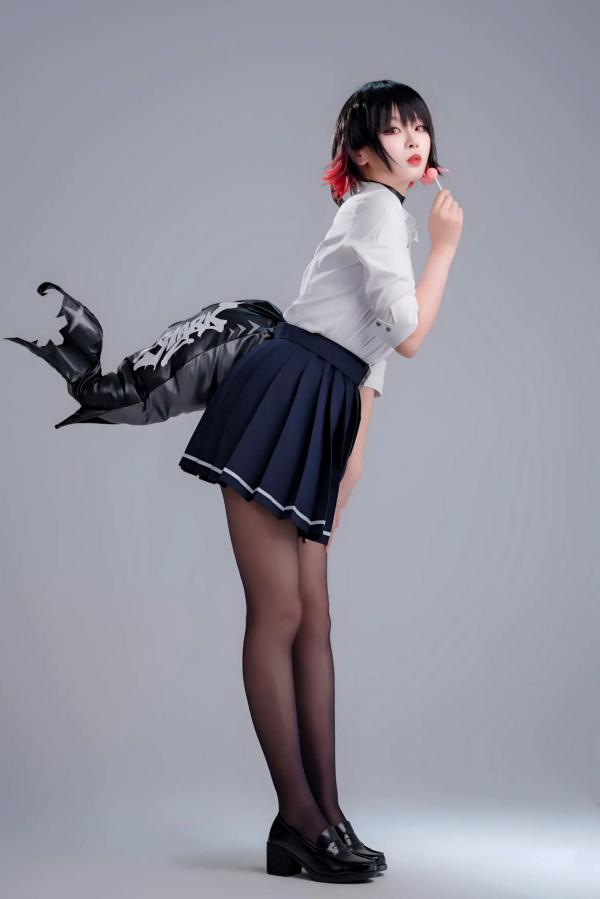   轩萧学姐 鲨鱼妹JK制服cos写真 绝美红瞳黑丝美腿[100P]第38张图片