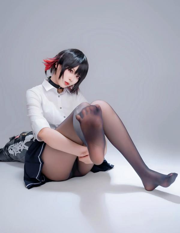    轩萧学姐 鲨鱼妹JK制服cos写真 绝美红瞳黑丝美腿[100P]第67张图片