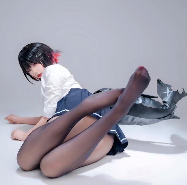    轩萧学姐 鲨鱼妹JK制服cos写真 绝美红瞳黑丝美腿[100P]第77张图片