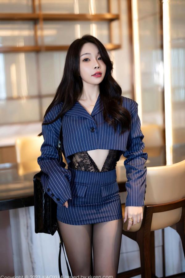 徐莉芝Booty 陈芝  XiaoYu语画界-1114-徐莉芝：蓝色条纹外套配黑蕾丝，职场风诱惑黑丝高跟，展现极致女性魅力写真第2张图片