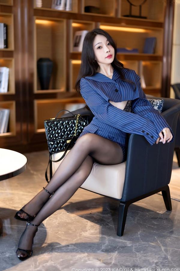 徐莉芝Booty 陈芝  XiaoYu语画界-1114-徐莉芝：蓝色条纹外套配黑蕾丝，职场风诱惑黑丝高跟，展现极致女性魅力写真第11张图片