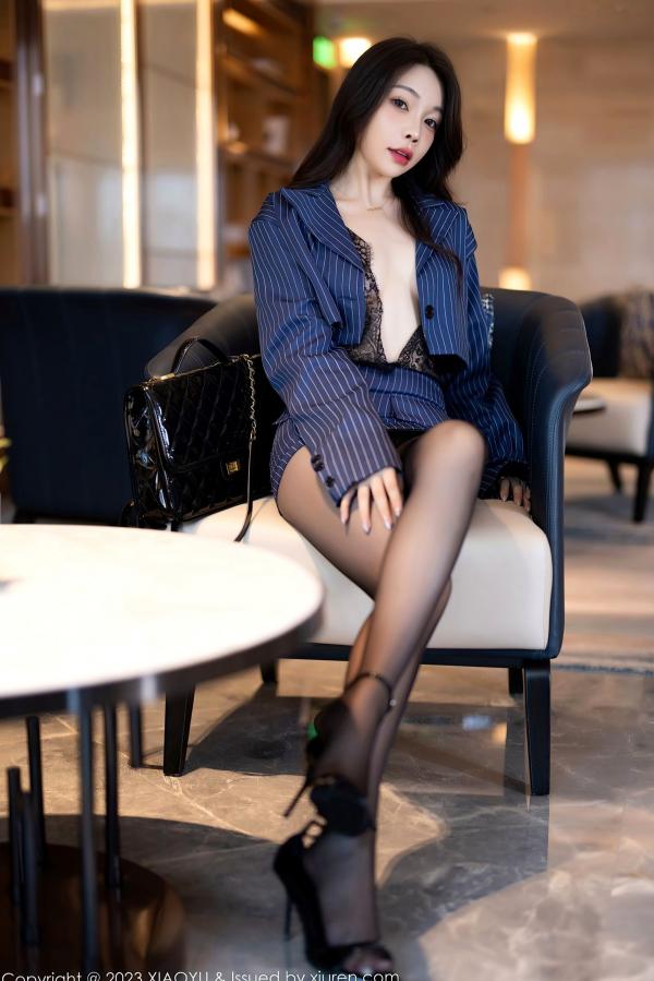 徐莉芝Booty 陈芝  XiaoYu语画界-1114-徐莉芝：蓝色条纹外套配黑蕾丝，职场风诱惑黑丝高跟，展现极致女性魅力写真第15张图片