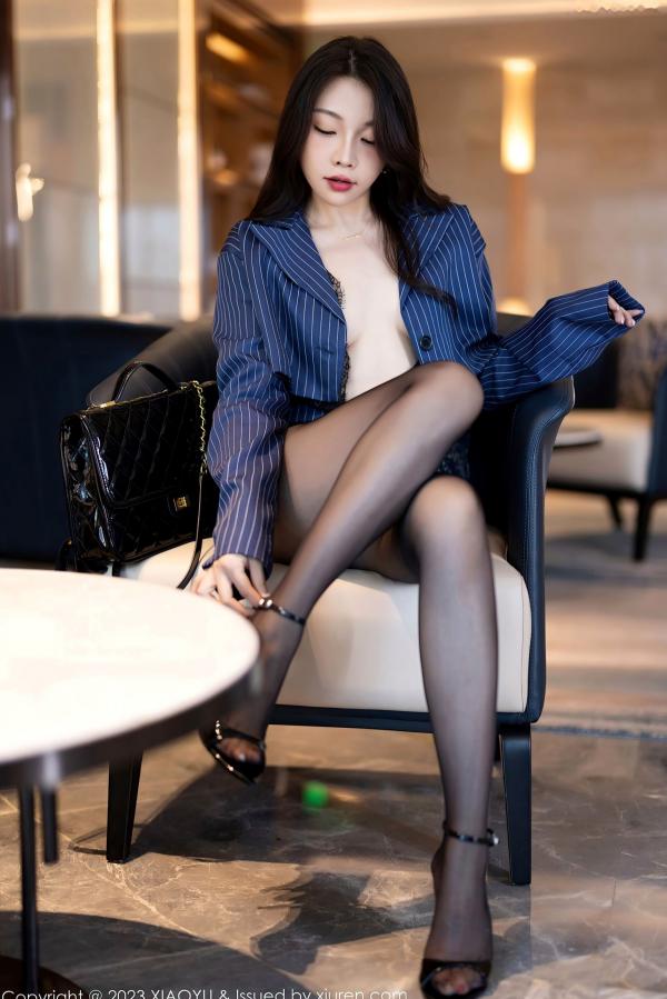 徐莉芝Booty 陈芝  XiaoYu语画界-1114-徐莉芝：蓝色条纹外套配黑蕾丝，职场风诱惑黑丝高跟，展现极致女性魅力写真第16张图片