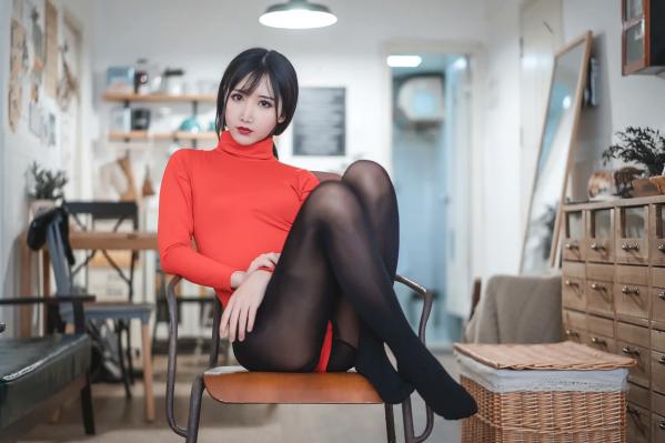    Coser面饼仙儿 - 红色紧身衣连体袜诱惑私房照，修长美腿御姐范，性感黑丝写真[20P]第17张图片