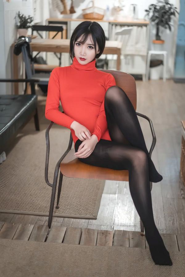    Coser面饼仙儿 - 红色紧身衣连体袜诱惑私房照，修长美腿御姐范，性感黑丝写真[20P]第18张图片