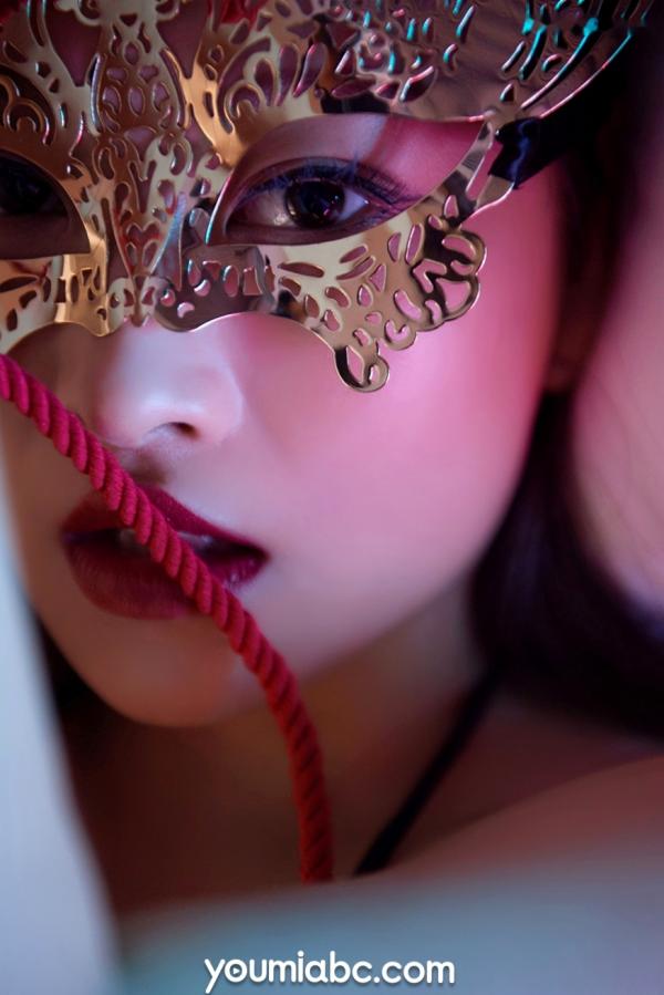    YouMi尤蜜 溪溪《幸福特写》：沉浸式第一人称视角，性感黑比基尼搭配金色假面，绝美私房视觉盛宴第16张图片