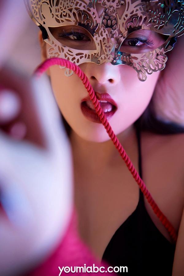    YouMi尤蜜 溪溪《幸福特写》：沉浸式第一人称视角，性感黑比基尼搭配金色假面，绝美私房视觉盛宴第18张图片