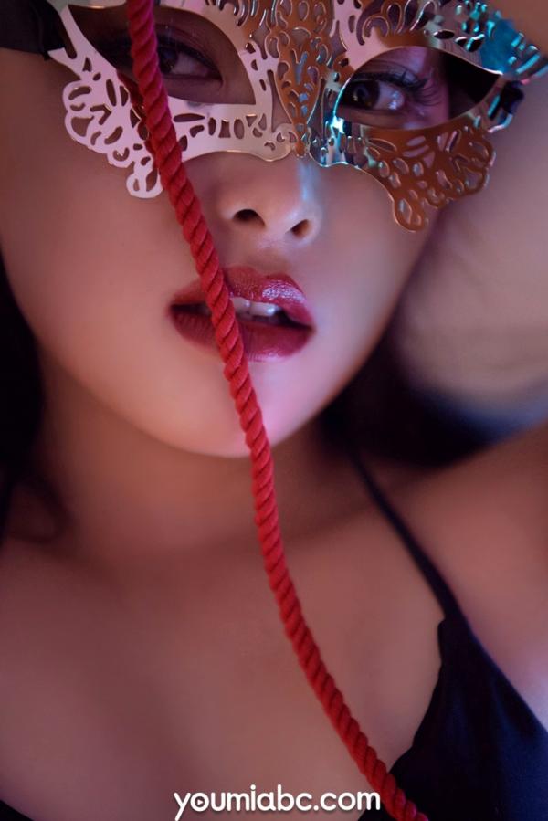    YouMi尤蜜 溪溪《幸福特写》：沉浸式第一人称视角，性感黑比基尼搭配金色假面，绝美私房视觉盛宴第19张图片