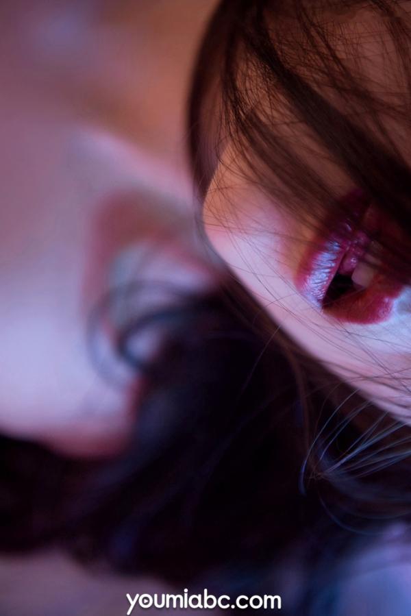    YouMi尤蜜 溪溪《幸福特写》：沉浸式第一人称视角，性感黑比基尼搭配金色假面，绝美私房视觉盛宴第25张图片