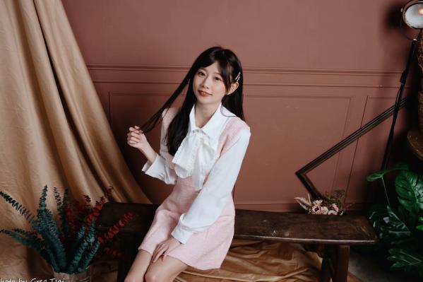    朵莉 - 粉色可爱连衣裙清纯私房照，室内甜美灵动写真 [60P]第4张图片
