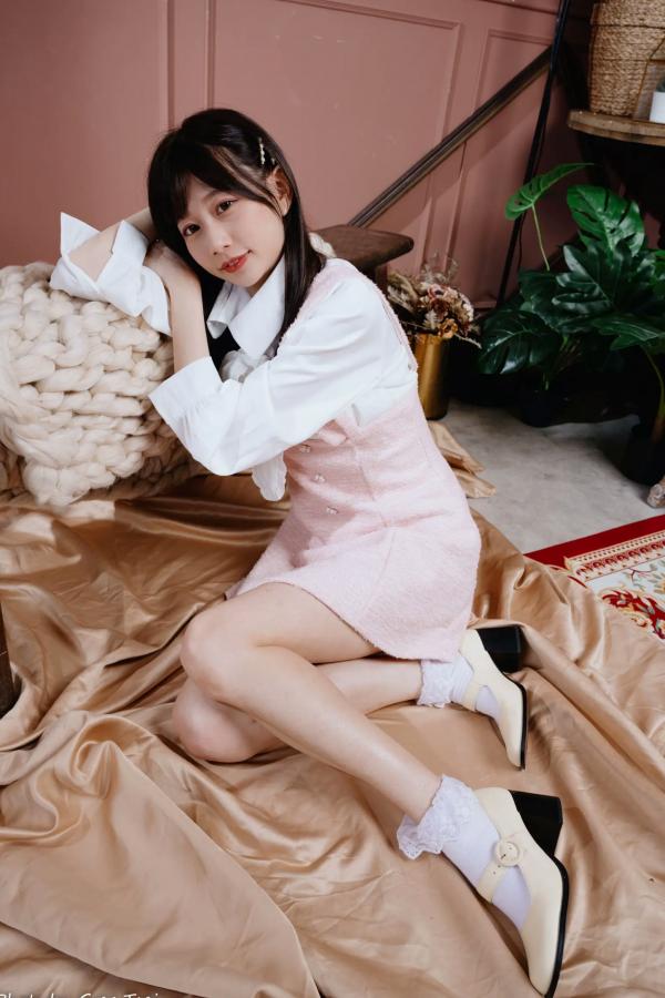    朵莉 - 粉色可爱连衣裙清纯私房照，室内甜美灵动写真 [60P]第28张图片