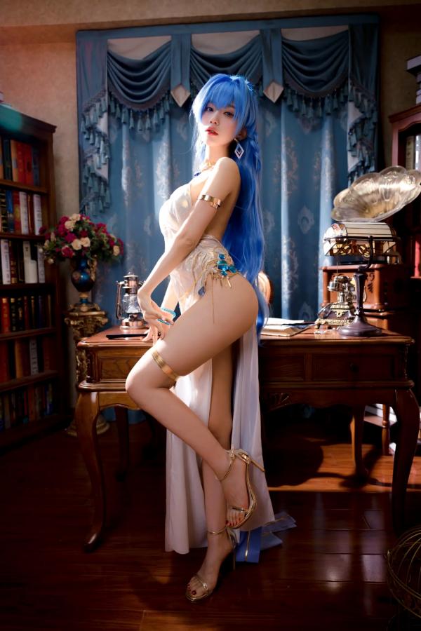    Shika小鹿鹿 - 胜利女神海伦Cosplay，蓝色长发冷艳高雅，身着高叉礼服性感妩媚，私房写真大尺度呈现第1张图片