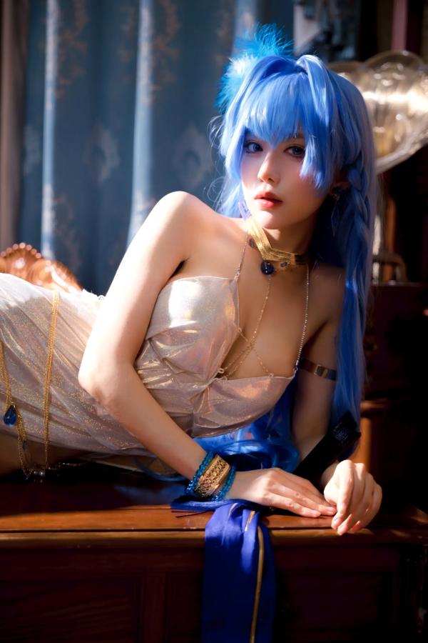    Shika小鹿鹿 - 胜利女神海伦Cosplay，蓝色长发冷艳高雅，身着高叉礼服性感妩媚，私房写真大尺度呈现第34张图片