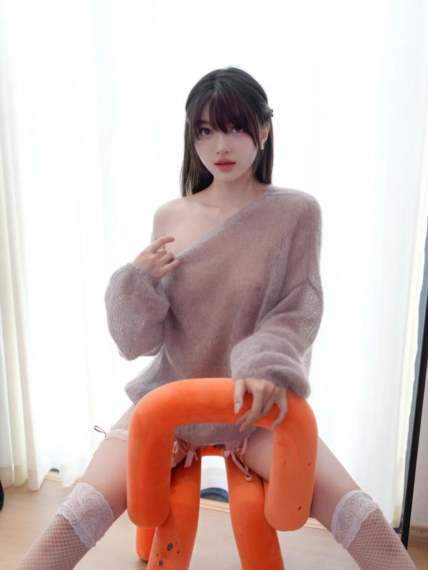    白露lulu - 灰色毛衣诱惑私房照，粉色蕾丝连体衣唯美精选集 [72P]第61张图片