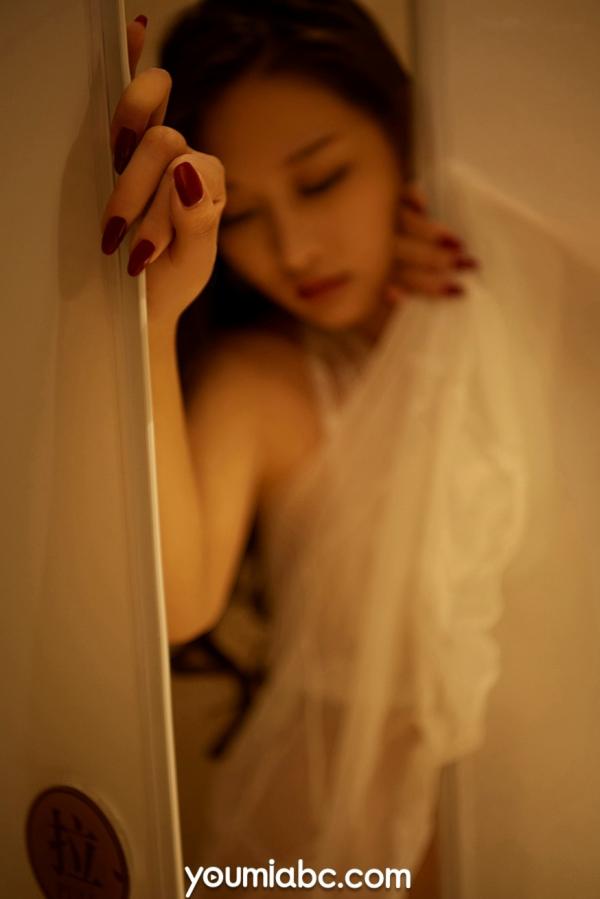    YouMi尤蜜-溪溪《深夜调情》：浴室私房极致美臀诱惑，曼妙曲线极致撩人，性感白纱大尺度写真第10张图片